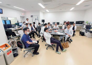 大勢のスタッフが集まってカンファレンスが可能な広い操作室