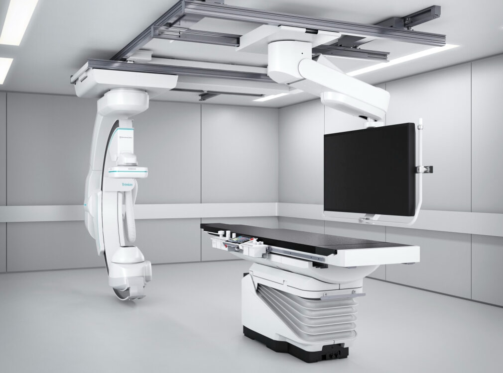 広いカバレッジとスピーディな操作性を実現した天井走行式Cアーム